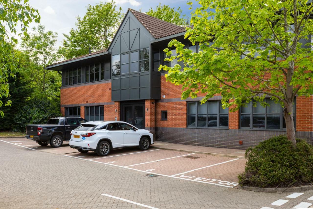 Homely - Watford Premier Apartments エクステリア 写真